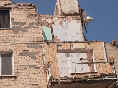 У Хмельницькому розпочали відновлення багатоповерхівки, пошкодженої вибухом
