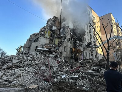 Обстріл Києва: 13 загиблих, майже 90 поранених, руйнування у всіх районах, у Дарницькому районі триває пошук людей під завалами