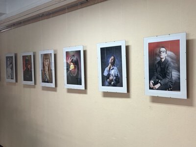 У Житомирі відкрили фотовиставку «Галерея особистостей» із класичними портретами