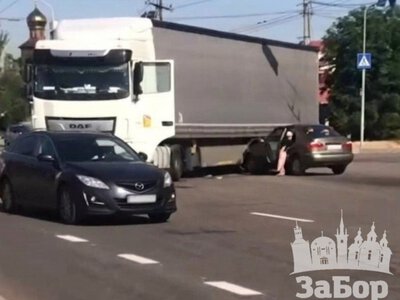 Ланос влетів під фуру в Запоріжжі (відео)