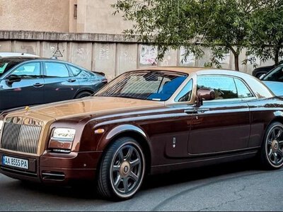 Один із 500: у Києві помітили ексклюзивний Rolls-Royce 2000-х (ФОТО)