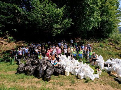 Понад 100 людей за два дні зібрали майже 2 тонни сміття на водосховищі біля Колочави