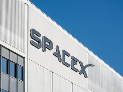 SpaceX розробляє власний ШІ-пристрій, схожий на смартфон — Маск заперечує
