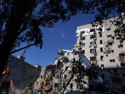 На місцях уражень внаслідок нічної російської атаки працюють екстрені служби
