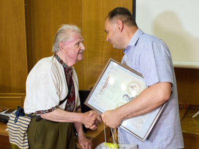 Марцінків нагородив грамотою пенсіонера, який самотужки відремонтував лавку в центрі Франківська