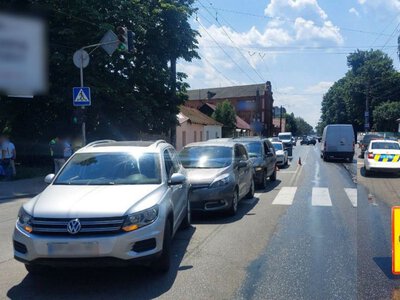 На Грушевського у Житомирі зіткнулися три авто: водій Dodge отримав протокол, водійка Volkswagen — постанову