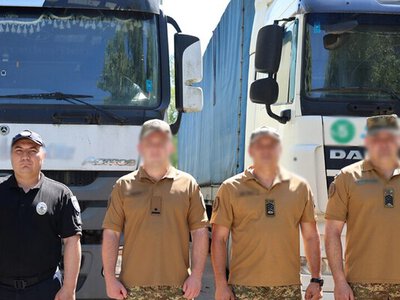 Поліція Житомирщини передала військовим вантажівки, що належали російському бізнесу