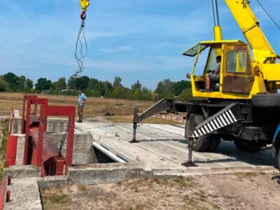 У Почапах через аномальну спеку перевірили роботу водовипуску Білоозерської водоживильної системи