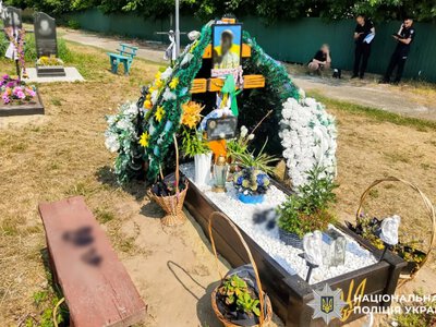 На Рівненщині невідомий замалював фото загиблого захисника на його могилі – поліція шукає зловмисника