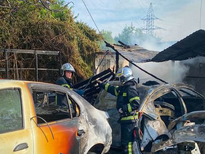 У Чернівцях через коротке замикання згоріла господарська споруда з автозапчастинами