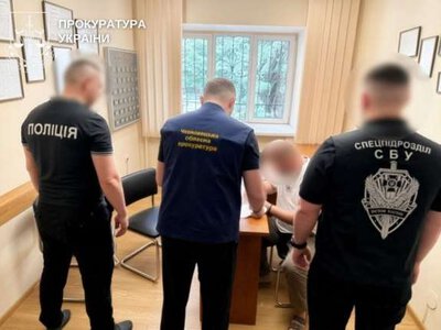 Адвокат та двоє його спільників з Буковини завезли автівок на понад 4,2 млн грн під виглядом гуманітарки