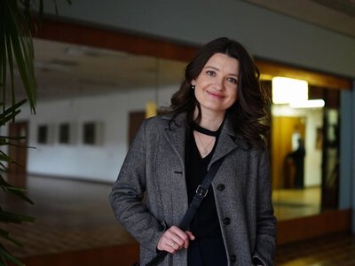 Осколок влетів у кімнату сина, – відома режисерка показала наслідки атаки на Київ