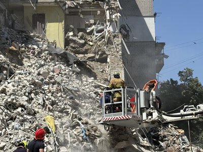 З-під завалів будинку в Дарницькому районі, куди прилетіла ракета, дістали тіло