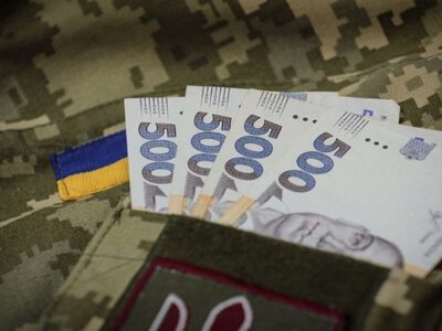Мінімум 30 тисяч у тилу та до 300 тисяч на передовій: Україна збільшує виплати військовим