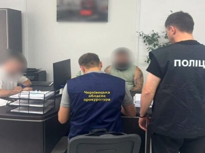 Завищували вартість протиожеледної суміші: на Буковині розтратили 6,5 млн грн на утриманні доріг