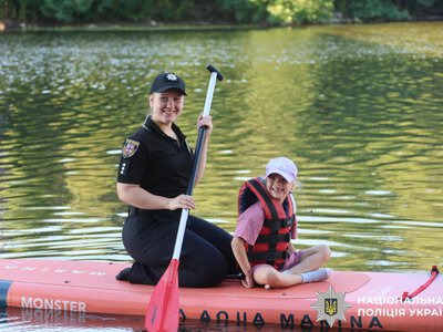 Поліцейські подарували багатодітній родині з Вінниці день на воді та нагадали правила безпеки