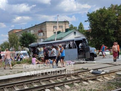 На Рівненщині потяг зіткнувся з маршруткою – 4 людей загинули (ФОТО)