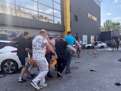 Кривава атака російських «шахедів» у Запоріжжі: Горить багатоповерхівка дрон пробив стелю басейна