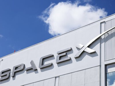 SpaceX нібито показала інвесторам прототип «ШІ-смартфона»: що відомо та чому Ілон Маск одразу спростував цю інформацію