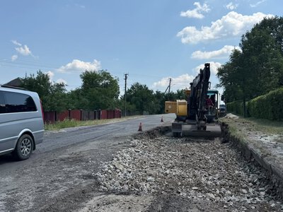 На Прикарпатті відновлюють дорогу після зсуву: у Кудлатівці вже укладають новий асфальт