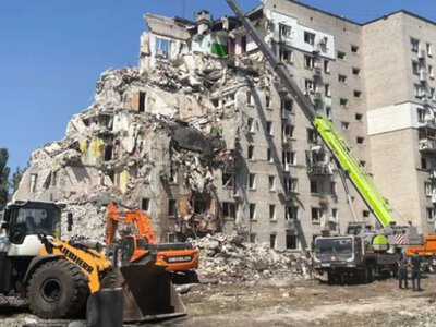 У Дарницькому районі Києва ракета влучила в житловий будинок: рятувальники розбирають завали