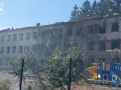 Окупанти поцілили по школі в Сумах: є двоє поранених