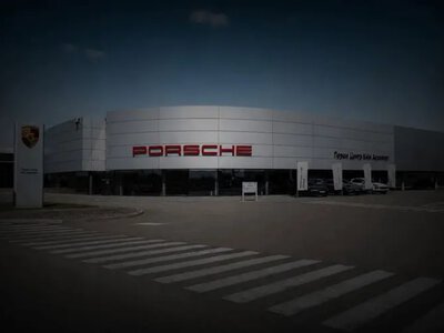 Російський удар пошкодив автосалон Porsche на Київщині: що відомо