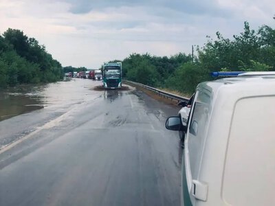 Через сильну зливу на трасі Київ – Чоп поблизу Варковичів ускладнений рух транспорту