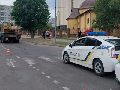 У Шептицькому п'яний водій автокрана збив двох людей на «зебрі», один чоловік загинув