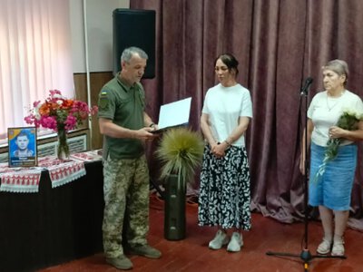 У Петрівсько-Роменській громаді родині полеглого Олександра Кишка передали відзнаку