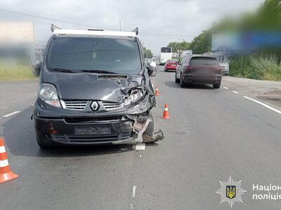 На виїзді із Франківська зіткнулися два мікроавтобуси: одного з водіїв госпіталізували