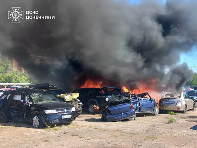 Краматорськ зазнав атаки FPV-дрона: на автомобільному майданчику згоріли шість машин (фото, відео)