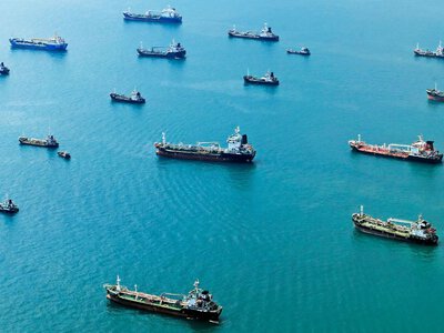 Іранська нафта простоює в морі, поки сусідні країни відновлюють експорт