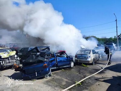 У Краматорську FPV-дрон підпалив автомобільний майданчик: пошкоджено 10 машин