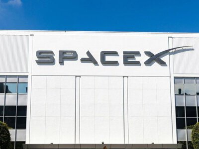 SpaceX розробляє надтонкий ШІ-гаджет із власною операційною системою на базі Grok