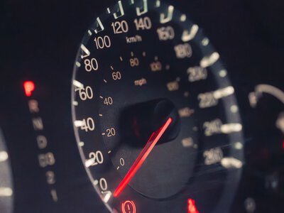 Що станеться, якщо розігнати авто до максимальної швидкості: як працюють обмежувачі