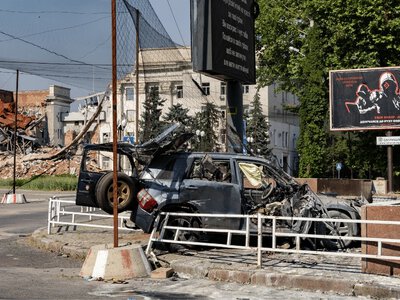  Який вигляд має автівка, яку атакував російський дрон у середмісті Херсона. ФОТО 