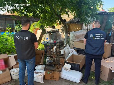 Дружину та тещу харків’янин залучив до підпільного виробництва сигарет (відео)