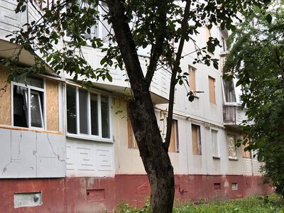 «Гробові» віддали на вікна: як відновлюють пошкоджену ворогом багатоповерхівку у Чернігові