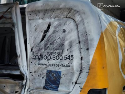Сьогодні російський дрон атакував поштову автівку на Сумщині