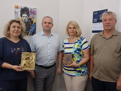 Львівська митниця передала старовинні ікони художньому музею в Тернополі