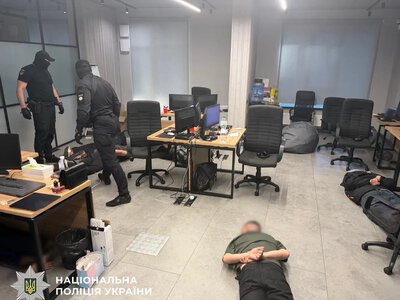  Ошукали американців на пів мільйона доларів: у Києві кіберполіція ліквідувала масштабний шахрайський кол-центр 