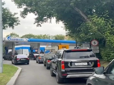 У Москві посилюється паливна криза після ударів по російських НПЗ