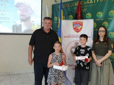 «Батьківське серце» біля грудей: діти полеглих воїнів із Великогаївської громади отримали срібні відзнаки