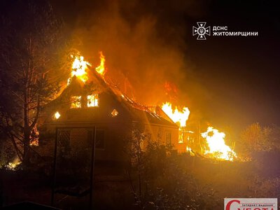 Двоповерховий будинок палав повністю: у селі Вирва рятувальники врятували сусідню будівлю