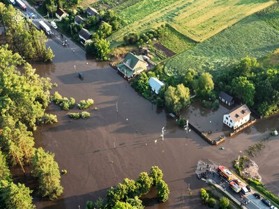 Потужна злива на заході України: підтоплення паралізували рух, дітей ледь не змило водою