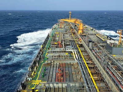Нафта відіграла частину падіння, ринок чекає новин щодо Ормузу та Ірану