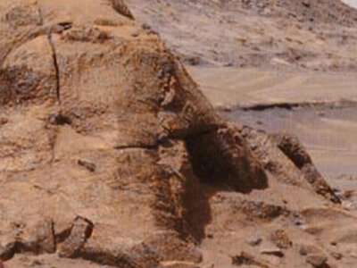 Загадка Червоної планети: на фото NASA знайшли об’єкт, схожий на двері