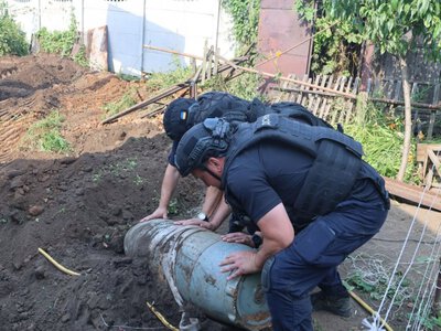 Страшна знахідка: після обстрілу запоріжець побачив на городі 500-кілограмову авіабомбу (фото, відео)