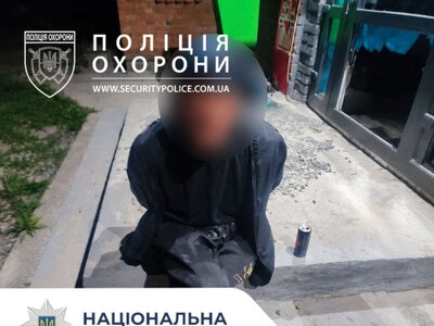 Розбите скло і чоловік усередині: у Денишах поліція охорони зреагувала на нічну тривогу